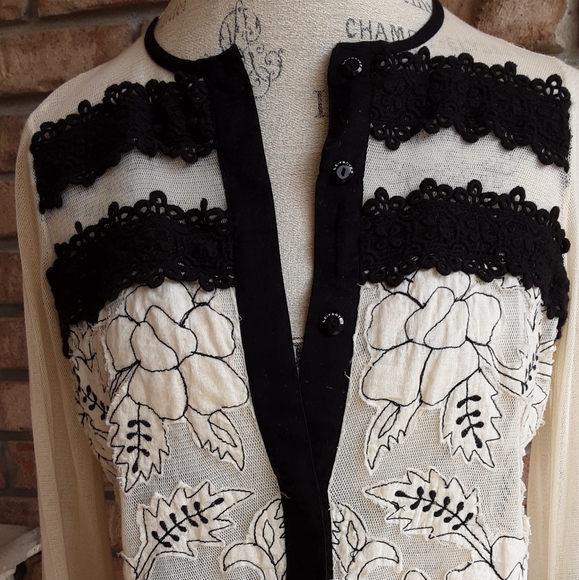 Leifnotes lace button sweater size 2. - Picture 2 of 9